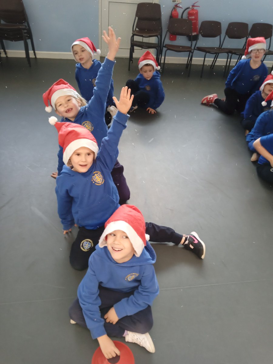 stmandmyear1's tweet photo. Year 1 all ready and completing Santa Dash in PE for #Fitmas @SolihullNorth @SSolihullSSP #12daysofFitmas #healthyElfie 🎅🏃‍♂️🎅🏃‍♂️🎅 https://t.co/5L8U5pxjA5