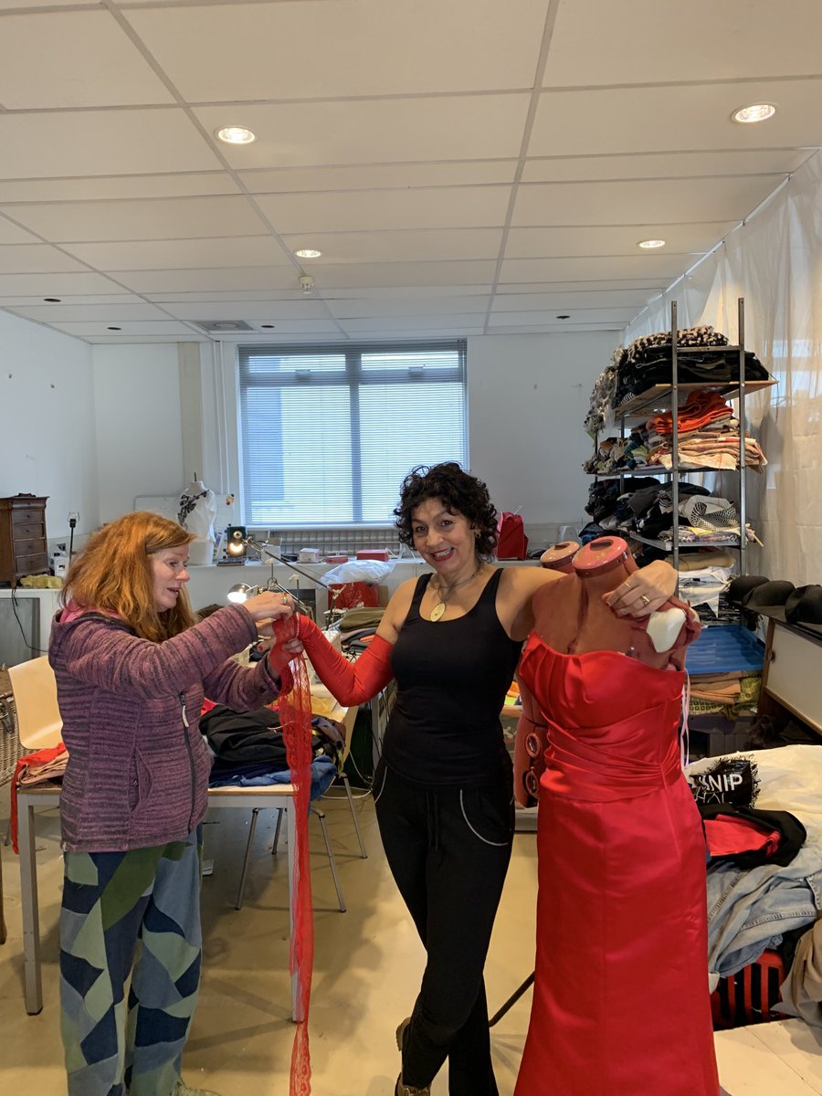 standupdiva's tweet photo. Op het atelier van Zita Winnubst. Zij gaat mijn handschoenen zo maken dat ik er mee kan piano spelen. https://t.co/2WYHqW1ouG