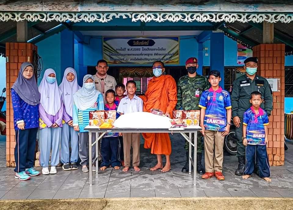 ODA4122_403's tweet photo. 💂ชุดสันติสุขที่ 403 ร่วมกับมว.ฉก.นปพ.นธ.31 และ พระครู ปัญญาธริสราคม ปัญญาธโร (เจ้าอาวาสวัดเจาะไอร้องธรรมราม) ดำเนินกิจกรรมพบปะพัฒนาสัมพันธ์ มอบสิ่งของอุปโภค-บริโภค 
ณ โรงเรียนบ้านเจาะไอร้อง บ.เจาะไอร้อง ม.1 ต.จวบ อ.เจาะไอร้อง จ.นราธิวาส
#SATUPADUเราคือพี่น้องกัน https://t.co/Hr1l8WyXAd