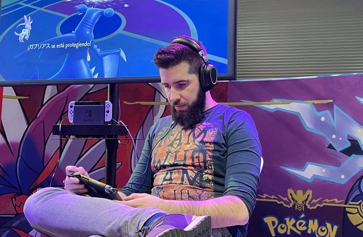 Ya puedes desafiar a <a href="/flash0mc/">Abel Flash Sanz</a> en un combate de #PokemonEscarlataPurpura en nuestro stand de <a href="/MANGAbcn/">Manga Barcelona</a>.

¡Derrota al experto y podrás llevarte un premio!

#PokemonEscarlataPurpura #NintendoEnElManga