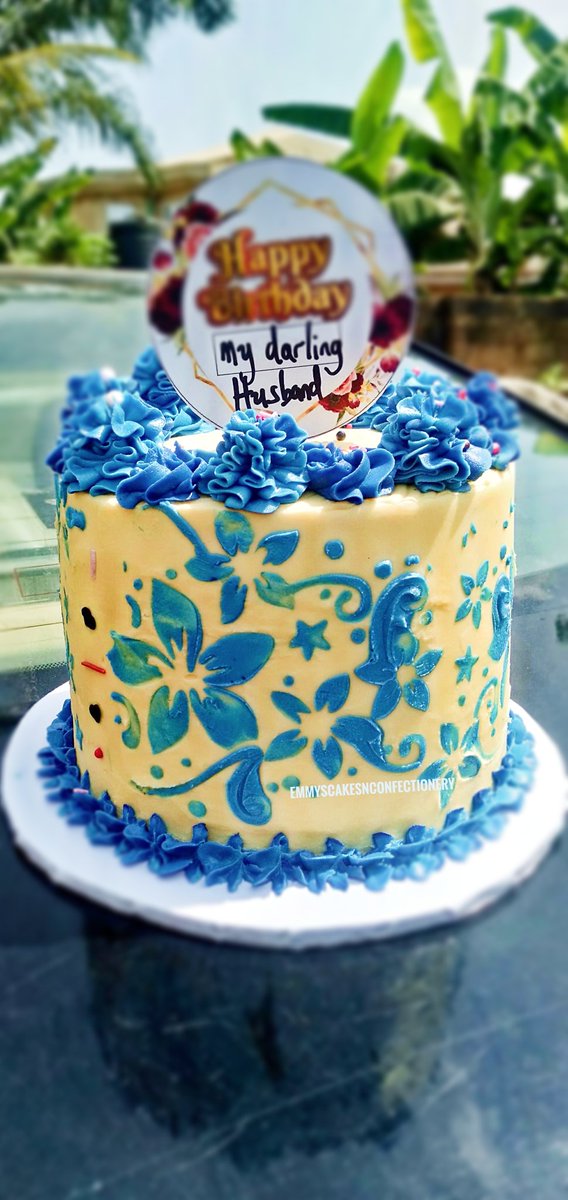 Beautifully Stenciled Cake for her husband

Chocolatey

Book your Christmas Cakes too ❤️

Call or Whatsapp 08104455835

#emmyscakesnconfectionery 
#cakesinmagboro #stenciled #cakesinojodu #cakesinprayercity #ckesinmoweibafo #cakesinmakogi #stencil #blue