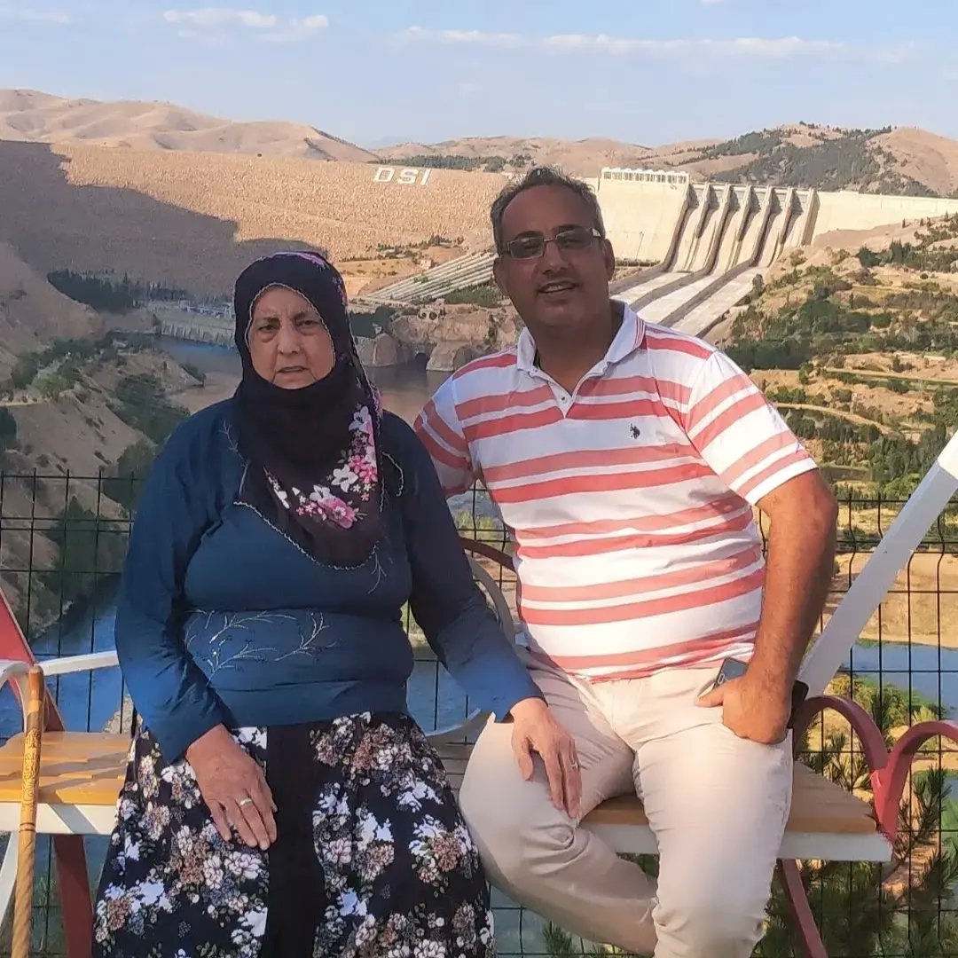 Annen giderse senin için gerçek ağlayanın gider. Nefesin ömrün sırtın gider. İki kapılı handa menzilin gider. Annen giderse darda yetişen elin gider. Aklın gider. canın gider. Şu dağlanmış yüreğinde çocuk kalan yüreğin gider. Annen giderse öpülecek elin gider. Bayramın gider.