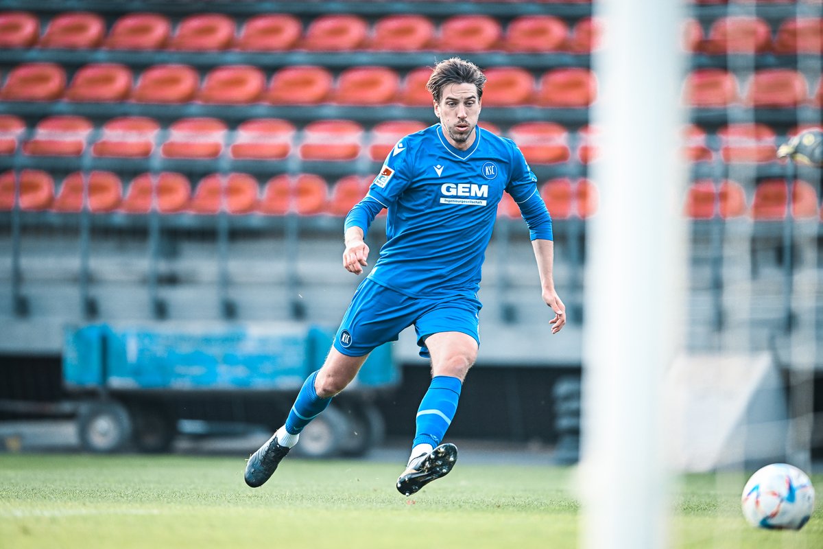 KarlsruherSC's tweet photo. 17.|1:0| Das Gegenpressing läuft gut, wir setzen unsere Gastgeber früh unter Druck. Die Rheinländer setzen daher vermehrt auf lange Bälle.
#VIKKSC #KSCmeineHeimat https://t.co/zVOyzch1qw
