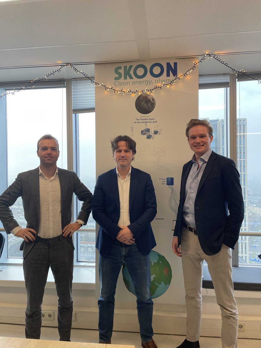 HenriBontenbal's tweet photo. Vanmorgen op bezoek geweest bij @skoonenergy in Rotterdam, een jong bedrijf in schone mobiele energie op locatie: https://t.co/aNIZCv3c83. Dit soort nieuwe bedrijven laten zien dat we nog grote stappen kunnen zetten met verduurzaming. Geen woorden, maar daden. 💪 https://t.co/uL2EHX4Ko2