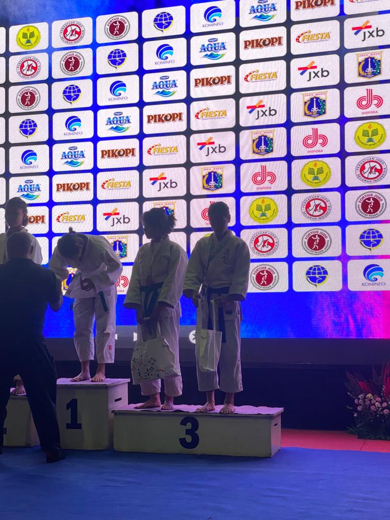 OfficialSmkn's tweet photo. Prestasi diraih di bidang olahraga Judo tingkat Internasional pada kejuaran jakarta International Judo Championship yang diselenggarakan tanggal 2-4 Desember 2022.Siswi atas nama Raden Dialova Youwangka (10 DKV 2) meraih Juara 2 dan Cindi Aprilia Zahra (10 AKL 2) meraih Juara 3. https://t.co/AAKw74n6L1