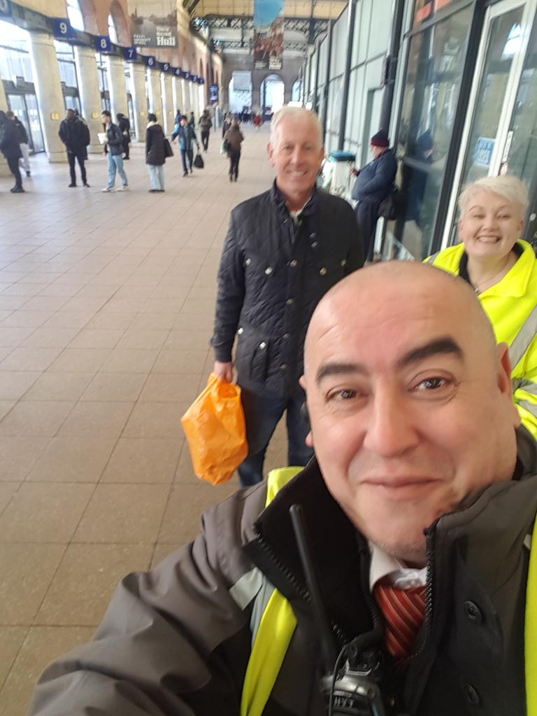 Ian19691969's tweet photo. Nice to catch up with Mike the old Platform Inspector at Hull Interchange for @EYBuses today https://t.co/htXUyq4Ax9