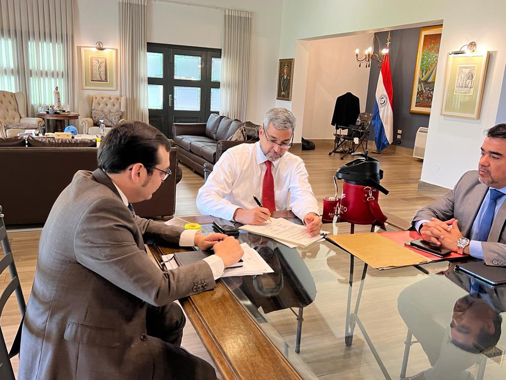 AHORA | 🔴

El presidente <a href="/MaritoAbdo/">Marito Abdo</a> promulgó la ley de Suministro y Contrataciones Públicas, la cual había estado postergada por 20 años y establece nuevas condiciones para contrataciones con el Estado.

#ElNacional