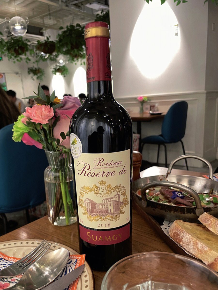 Red wine is a romantic motto