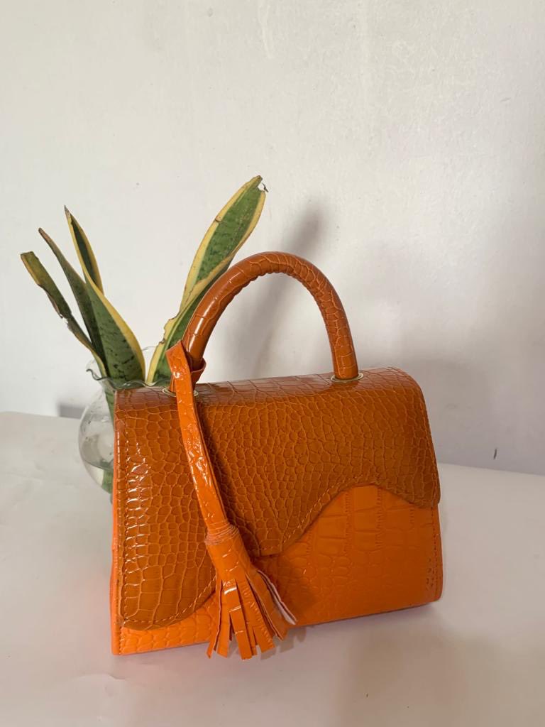 thewomenorbit's tweet photo. Looking for where to get the perfect handbags?
@olubunmiee__ runs an handmade bag brand. Bringing you different bags of different sizes at affordable prices.
Send them a DM to place your order.
Please do well to patronize them and retweet.
#twomarketplace https://t.co/X7NbFg80AP