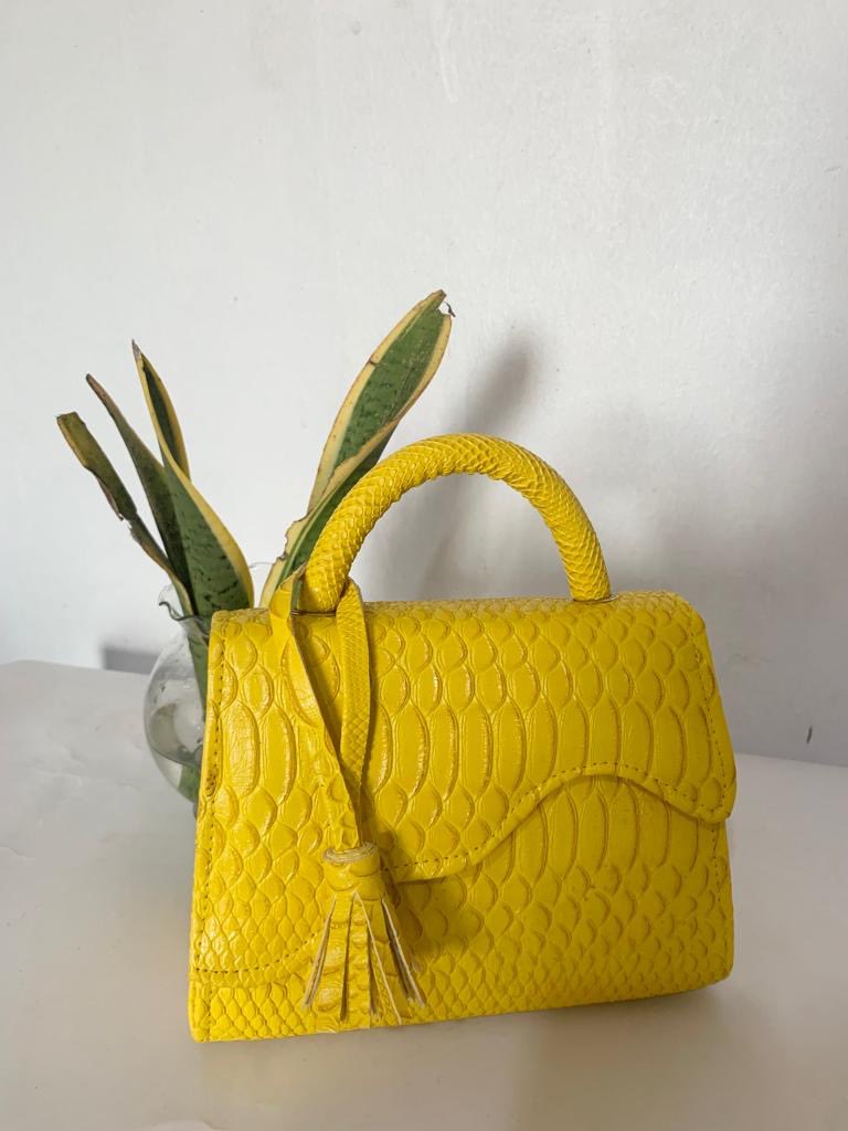 thewomenorbit's tweet photo. Looking for where to get the perfect handbags?
@olubunmiee__ runs an handmade bag brand. Bringing you different bags of different sizes at affordable prices.
Send them a DM to place your order.
Please do well to patronize them and retweet.
#twomarketplace https://t.co/X7NbFg80AP