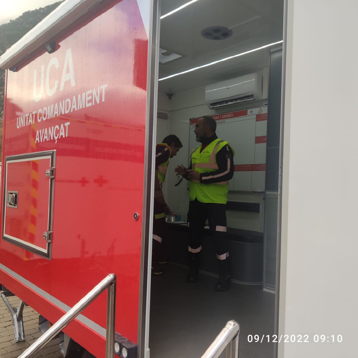 BombersAndorra's tweet photo. Després d'una setmana de formació, els oficials del cos superen el curs de gestió d'una unitat de comandament avançat #GOC3 impartit per formadors @ENSOSP https://t.co/yb0gImp0Fv