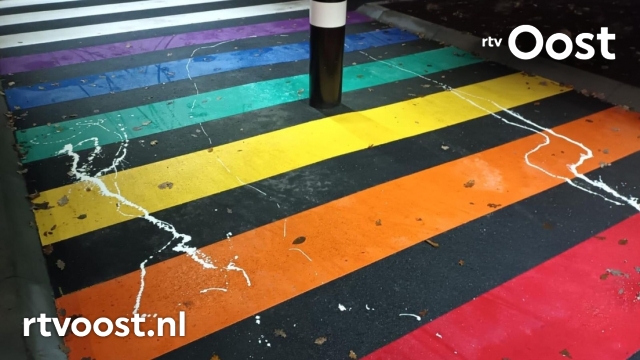 rtvoost's tweet photo. Regenboogzebrapad in Nijverdal vlak voor opening met verf besmeurd https://t.co/Yz8fCMvRQR #rtvoost https://t.co/uSvUkPWGAY