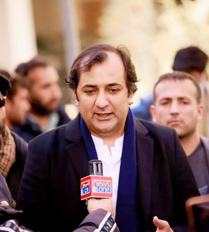 گلگت:انسداد بدعنوانی کے عالمی دن کے موقع پر وزیراعلی گلگت بلتستان خالد خورشید کا خصوصی پیغام! 

"بد عنوانی ایک انتہائی نقصان دہ سماجی ، سیاسی و معاشی مسئلہ ہے جو معاشرے کے جڑیں کھوکھلا کر دیتا ہے۔ کرپشن   تعمیر و ترقی کے عمل میں رکاوٹ بننے کیساتھ   سیاسی و معاشی عدم استحکام اور