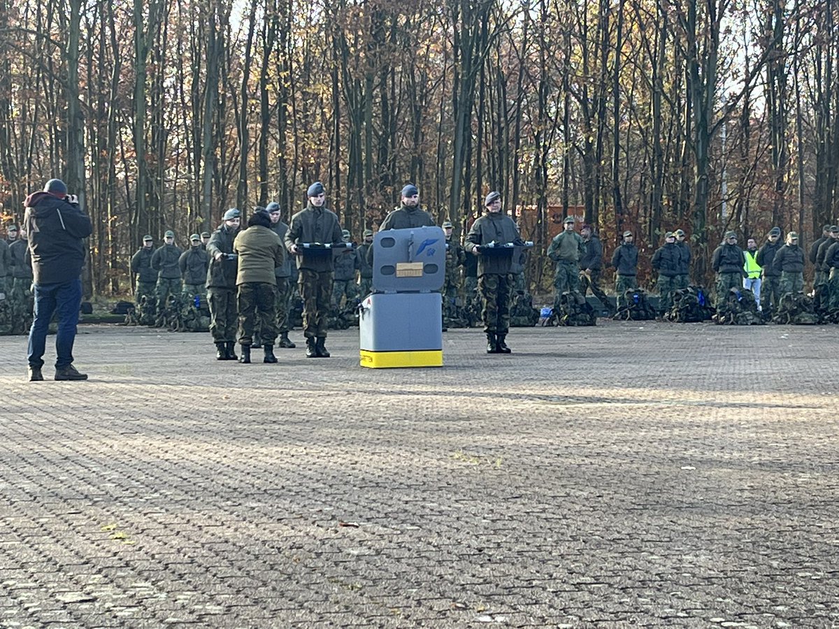 Vanmorgen samen met C-KMSL en onze nieuwe Luchtmacht Adjudant aanwezig geweest bij het binnen klappen en de baret uitreiking van de laatste AMO klas