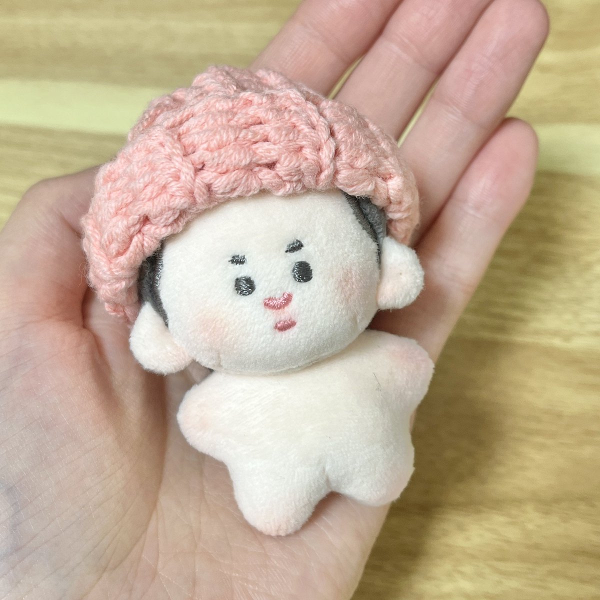 심각하게 쪼꼬매서 심장 아품!!❤️‍🩹
이번에도 샘플 노리고 있었는데 데꼬와서 너무 행복해욧🤭
이렇게 완성 된 세쌍둥이...?? (뭔가 아빠 아들 엄마 같지만 ㅎㅎ)
그리고 예전에 다른 인형 모자 만들어주다가 너무 작은 모자가 떠져서 나뒀었는데 주인을 찾았네요!! 일단 머리라도 따뚯하게😙💗