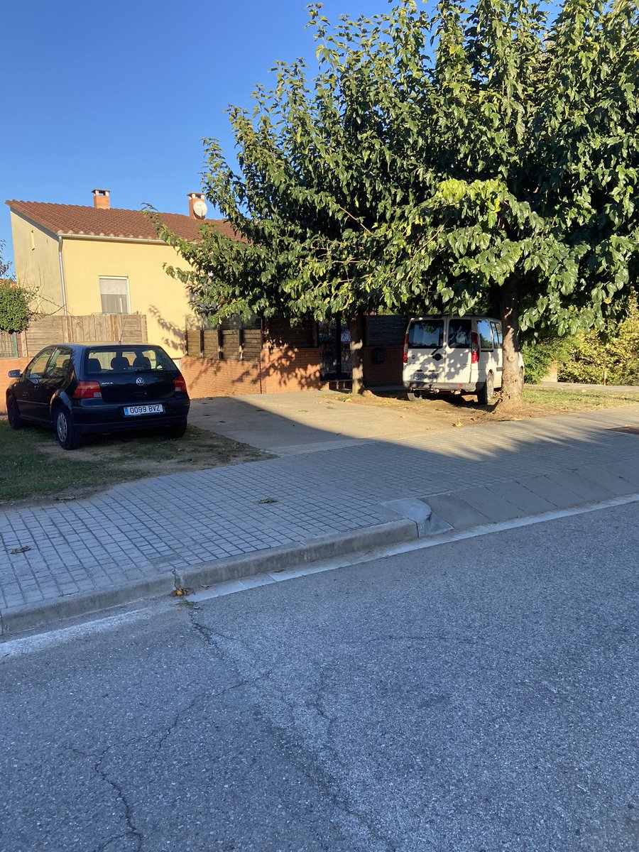 cormou's tweet photo. S’ha de passejar poc pel nostre municipi per veure això…. Cada dia i arreu. 
@AjCornellaTerri es molt difícil gaudir dels nostres carrers si tant dalt com baix de l vorera es tot per als cotxes.
 
Esta bé ser flexible…. Però potser no tant 
En tinc més si voleu https://t.co/5kV37yRxeN