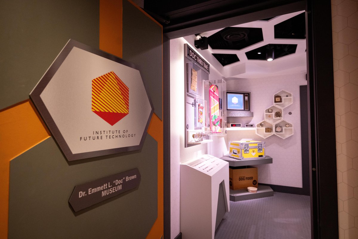 UniversalORL's tweet image. BREAKING: Universal&apos;s Great Movie Escape Room in City Walk is Now Open!

From evading an apex predator in Jurassic World: Escape, to the time-traveling chaos of Back to the Future: OUTATIME, this is no ordinary escape room experience. #GreatMovieEscape