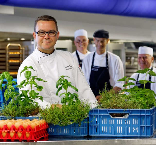 RAI_Amsterdam's tweet photo. #Proud! We are proud on our catering team. They have been rewarded with the # 2 position in the category 'Catering' by 4000 business decision makers in the MT1000.
Voters espacially praised their customer focus and product leadership.
#MTSprout #catering #MT1000 https://t.co/KlYibRLK9D