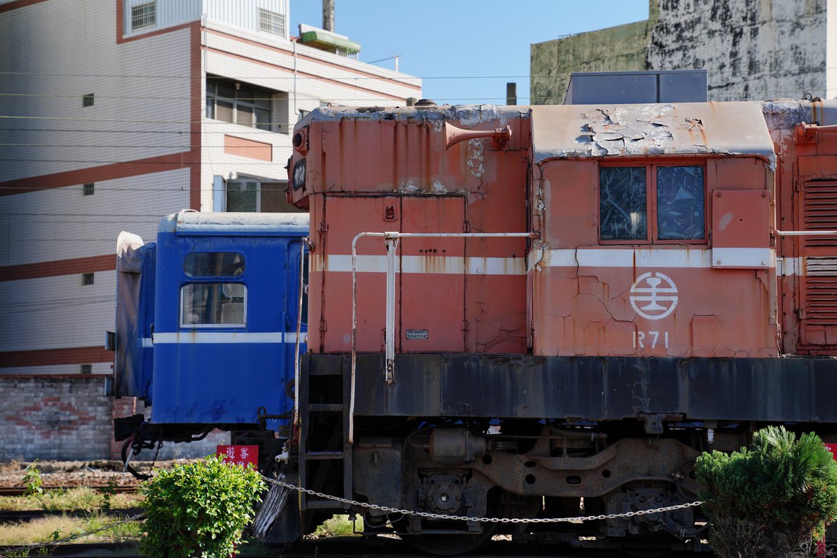 chendick2000's tweet photo. 在眾人目光之後漸漸被遺忘的兩人
DR2057& R71
#TaiwanRailway
#DR2000
#R20
#扇形車庫 https://t.co/DMNCVomtId