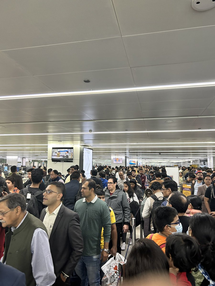 theWitSpiller's tweet photo. Where have we gone wrong?
#airport #crowdyIndia #bheedkahissa https://t.co/lUKF0jXf2k