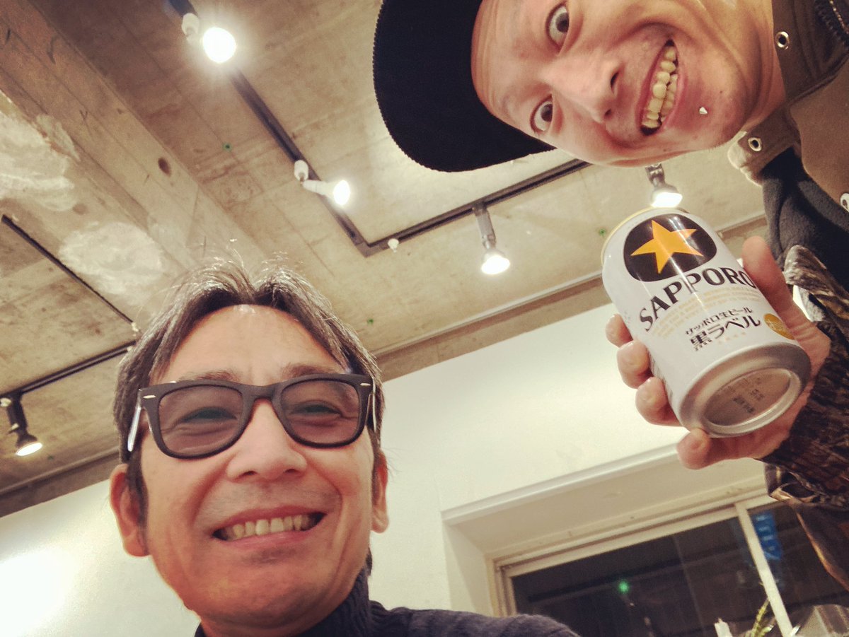 xxx3906xxx's tweet photo. 雄太さん。

ライブハウスじゃない場所でたくさん話せた。

雄太さんの写真展は日曜日まで

原宿のKit Galleryでやってるよ。

観るだけじゃなく、雄太さんと話して、感じて、酔って帰ってください😎

#朝比奈雄太 #photogallery #harajuku #kitgallery https://t.co/RYmrPn0k7v
