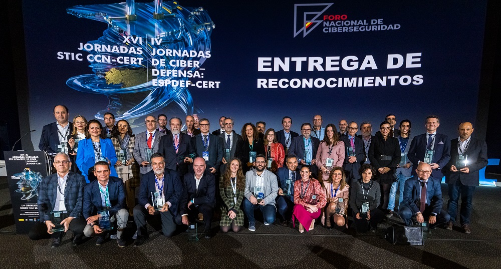 CCNCERT's tweet photo. #CCNActualidad Reconocimiento a los integrantes del Foro Nacional de Ciberseguridad en las #XVIJornadasCCNCERT y #IVJornadasCiberdefensaESPDEFCERT.
Accede al comunicado🔗https://t.co/ItJKrJWxED https://t.co/7qiMOM4Ir2