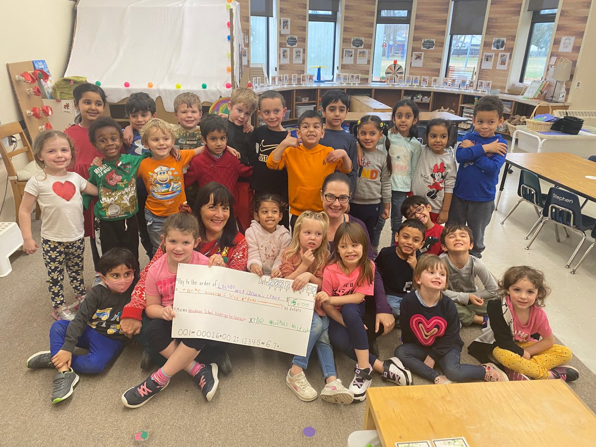 Woodman_Wolves's tweet photo. The Woodman Wolf cubs in Mrs. Spencer &amp; Mrs. Cronkwright's class presented a cheque to @LansdowneFDN for the money raised selling homemade holiday tags.  So much teamwork &amp; learning went into this project and we were thrilled to be able to help out a special place too! @GEDSB https://t.co/tH4NiSY1VK