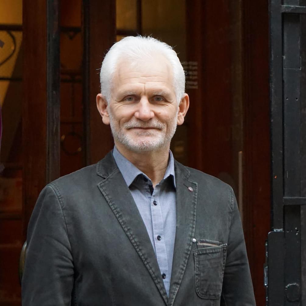 levandehistoria's tweet photo. Ales Bialiatski ❤️våra varmaste gratulationer till #NobelPrize for Peace. Imorgon delas det ut🏅Bialiatski har arbetat för #mänskligarättigheter i Belarus i flera decennier, blivit gripen över 20 gånger, fängslad 2011–2014 och 2021–. #FreeBialiatski #Viasna #PerAngerPrize https://t.co/5HjlbJ5H8b