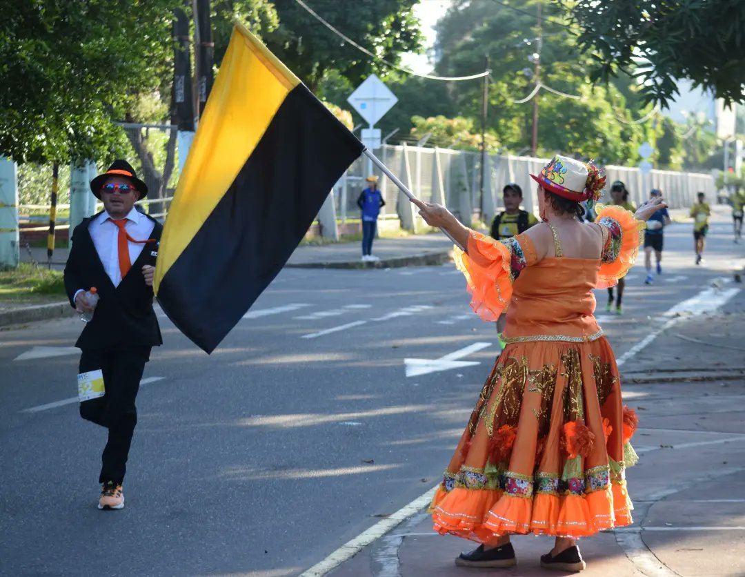wilo72's tweet photo. #MMCB Nohora no guarda nada del amor que respira por Barrancabermeja. Animó bandera en mano al son de la Pollera Colorá, a más de 2000 participantes en #MMCB. Por más personas así que trascienden esta ardiente y valorosa tierra, de gente humilde y trabajadora @alcaldiabarranc https://t.co/rJ1CJGLFvK