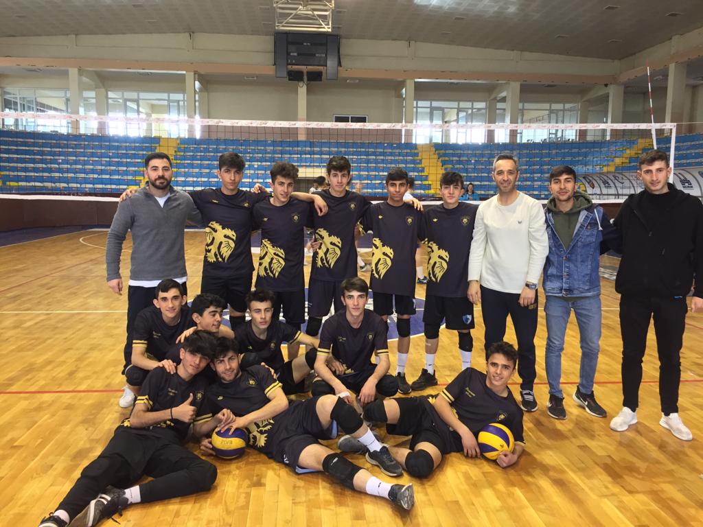 Okulumuz erkek voleybol takımı voleybol turnuvası yarı finaline yükseldi.