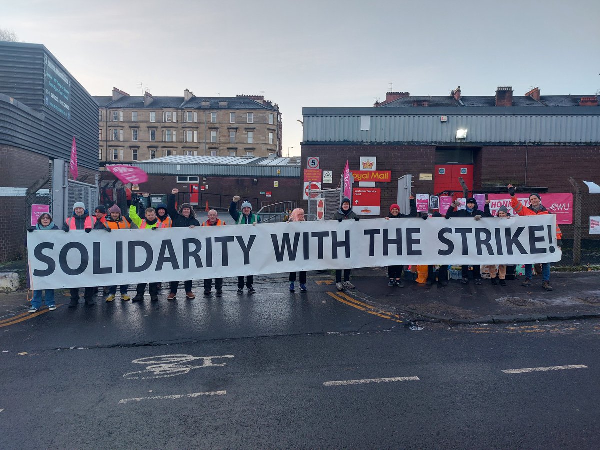 CounterfireG's tweet photo. Solidarity with @cwu posties at Clarence Drive this morning! #StandByYourPost #Resistmas https://t.co/xX7uRI0yRQ