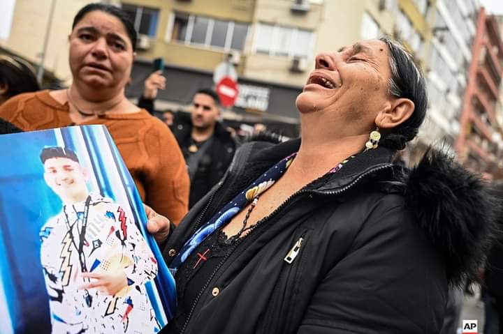 Roma community protest outside the courthouse in #Thessaloniki, Dec. 9, 2022. A #Greek police officer is appearing in court over the shooting and serious injury of a Roma teenager during a police chase over an allegedly unpaid gas station bill. (<a href="/AP_Images/">AP Images</a> / <a href="/JohnPapanikos/">Giannis Papanikos</a>)
#Ρομά