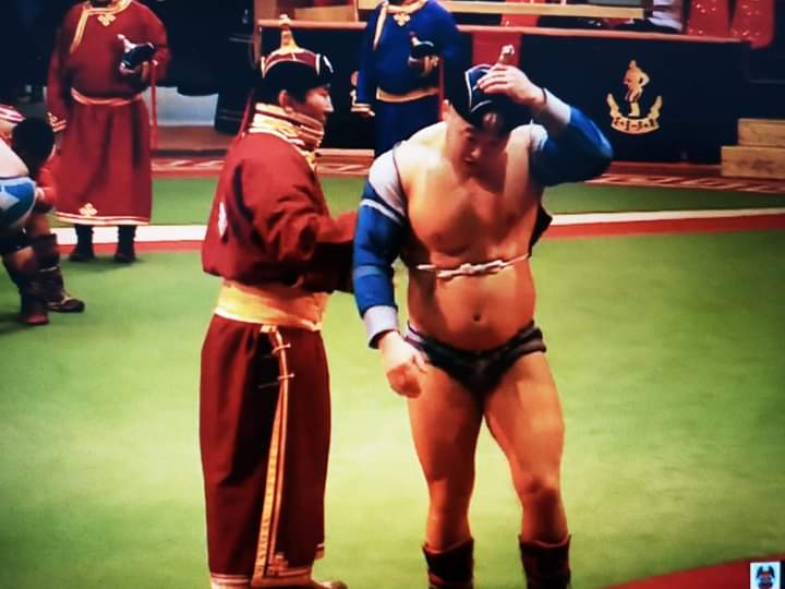 Ёоооо ганган дунгуйлдах юмаа, Жаахан шарга дугтрах мэхний гоё хувилбарыг үзүүлдэг шүү🤣Түгжрэлээс айгаад хүйтнээс айгаад гав ганцаарахнаа бөх үзээд сууж байна даа😀Автобус зогсохоос өмнө харинадаа🤗🤗🤗