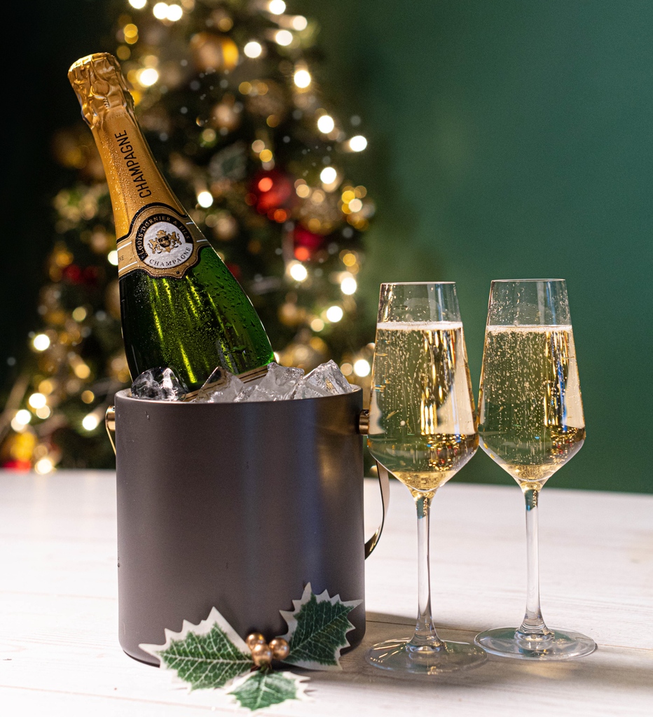 Our luxurious Christmas hampers &amp; gifts are perfect for the holiday season 🥂✨

We would love to know which ones are your favourite! Browse through our products &amp; comment below 🥰✨👇🏼

#prestigehampers #onlinehampers #onlinehamperdelivery #christmasgifts #christmas #gifts