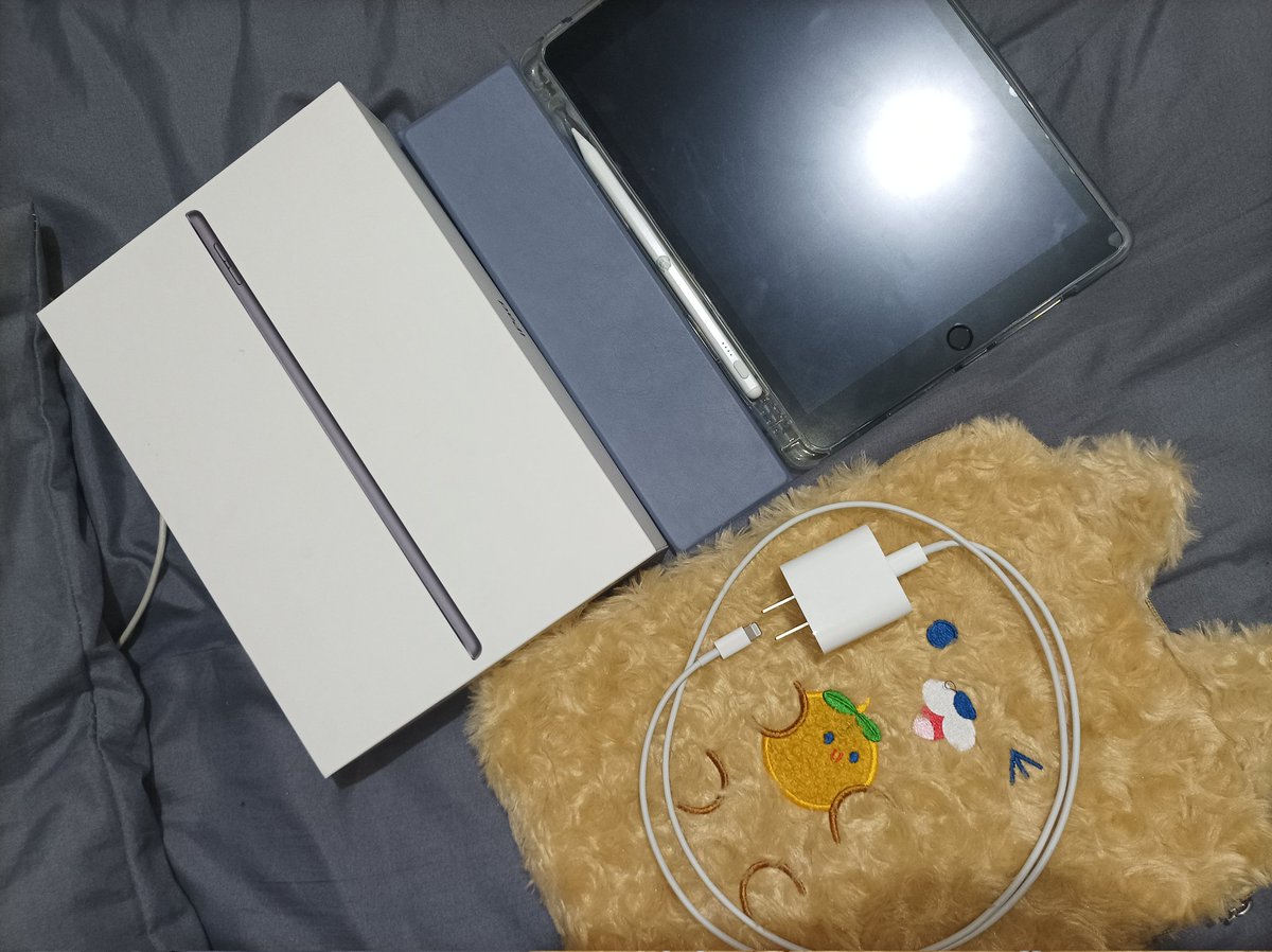 SRNP_B's tweet photo. ipad gen9 64GB  wifi 
ไม่มีตำหนิ่ ใช้มาได้เดือนกว่าเองเหมือนใหม่
อุปกรณ์ครบกล่องเลย
ติดฟิล์มกระดาษแล้วค่ะ มีของแถมให้เป็น กระเป๋าใส่น้องไอแพด+เคส+ปากกา
ราคา 10500 บาท ลดราคาแล้วงับ
นัดรับได้ตามแนว BTS MRT | ส่งฟรีค่ะ
#ไอแพดมือ2 #ไอแพดเพื่อการศึกษา #ไอแพดมือสอง #ส่งต่อไอแพด https://t.co/xWJIX1akxL