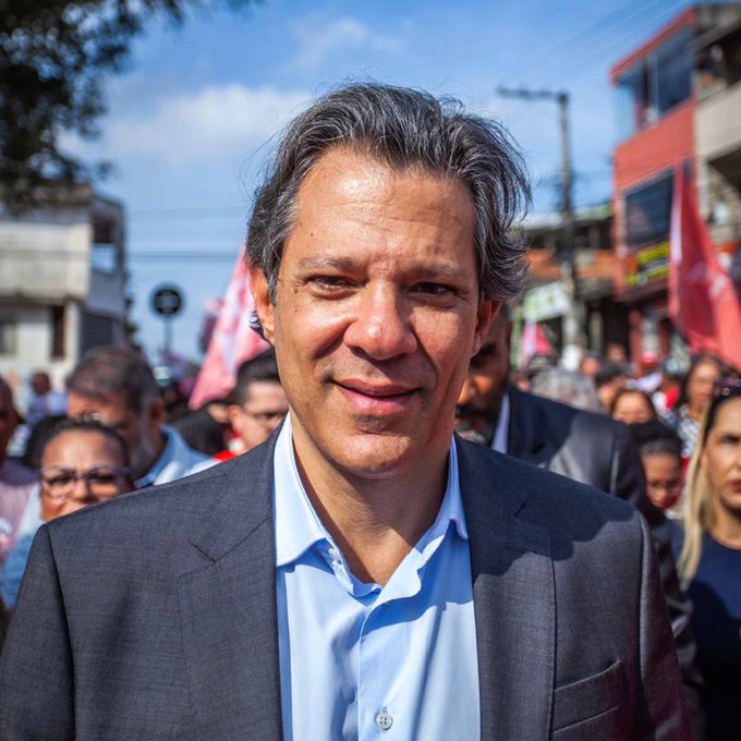 Haddad sorri para a foto em caminhada