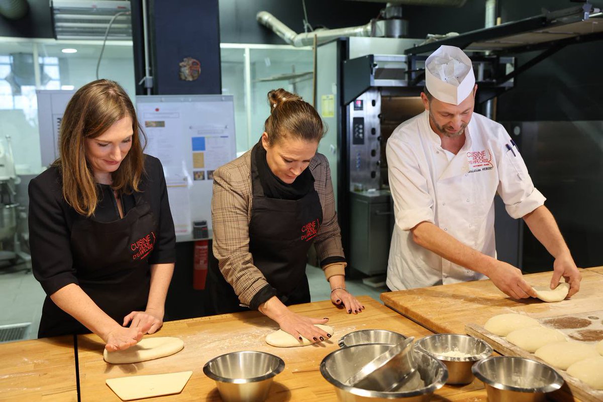oliviagregoire's tweet photo. 🧑🏼‍🍳 La restauration, ce sont des métiers divers et riches. Peu importe qui vous êtes et d’où vous venez, chacun peut être formé et y trouver sa voie.

Nos restaurateurs recrutent. Ils n’attendent que vous et votre motivation. https://t.co/JET2uTaCpq