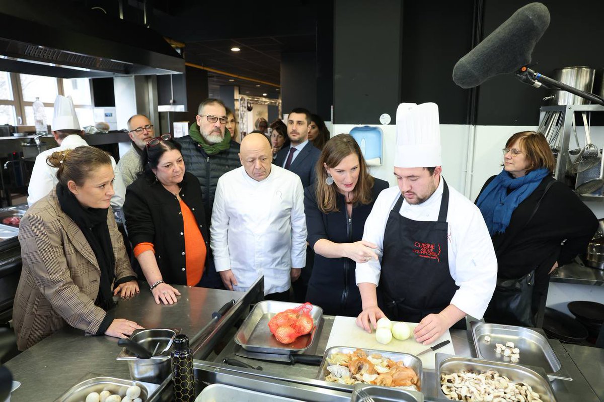 oliviagregoire's tweet photo. 🧑🏼‍🍳 La restauration, ce sont des métiers divers et riches. Peu importe qui vous êtes et d’où vous venez, chacun peut être formé et y trouver sa voie.

Nos restaurateurs recrutent. Ils n’attendent que vous et votre motivation. https://t.co/JET2uTaCpq