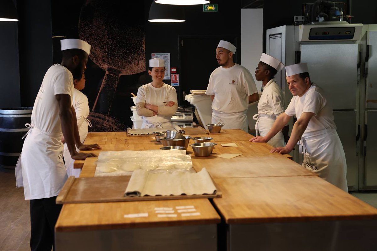 oliviagregoire's tweet photo. 🧑🏼‍🍳 La restauration, ce sont des métiers divers et riches. Peu importe qui vous êtes et d’où vous venez, chacun peut être formé et y trouver sa voie.

Nos restaurateurs recrutent. Ils n’attendent que vous et votre motivation. https://t.co/JET2uTaCpq