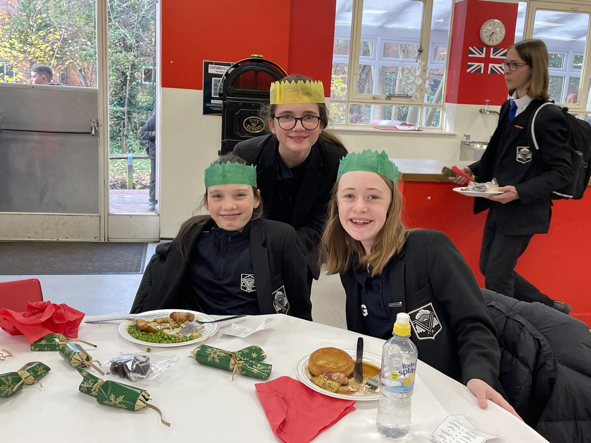 RodingValleyHS's tweet photo. Our amazing canteen staff have done us proud once again this year on #ChristmasDinner day! https://t.co/o6LXVOBhut