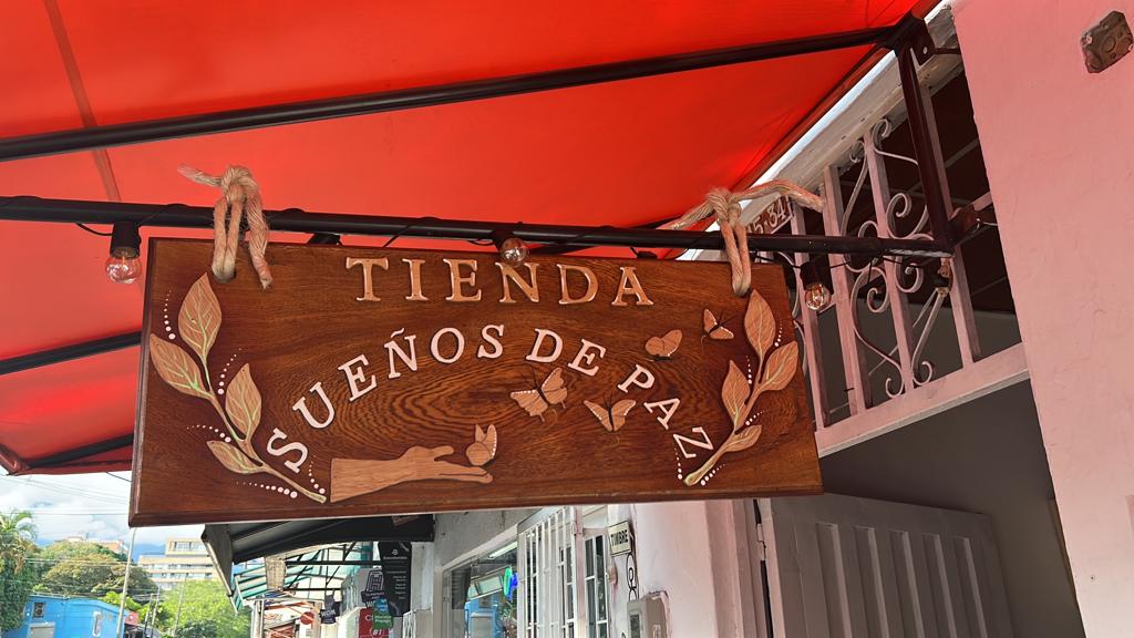 MisionONUCol's tweet photo. Firmantes de paz, víctimas del conflicto y sociedad civil se unieron para abrir en #Villavicencio la tienda ‘Sueños de Paz’, proyecto de la Cooperativa Multiactiva Inchik Colombia. Aquí se encuentran productos trabajados por personas en proceso de reincorporación del #Meta. 🇨🇴🕊️ https://t.co/d78d4NamKL
