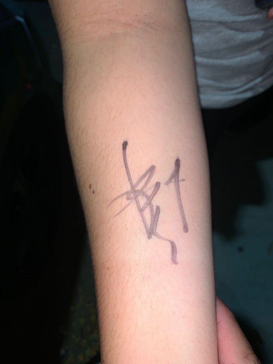 boludAgos's tweet photo. Estos dos días fueron los mejores de mi vida, vi por primera vez en vivo a Slipknot y me pude llevar un autógrafo en el brazo de James @slipknot 😭😭😭😭😭 esto es un sueño ,la banda que me acompañó toda la adolescencia https://t.co/jsXF408P8s