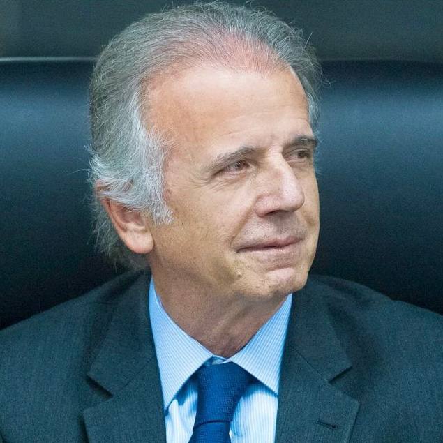 José Múcio olha para o lado