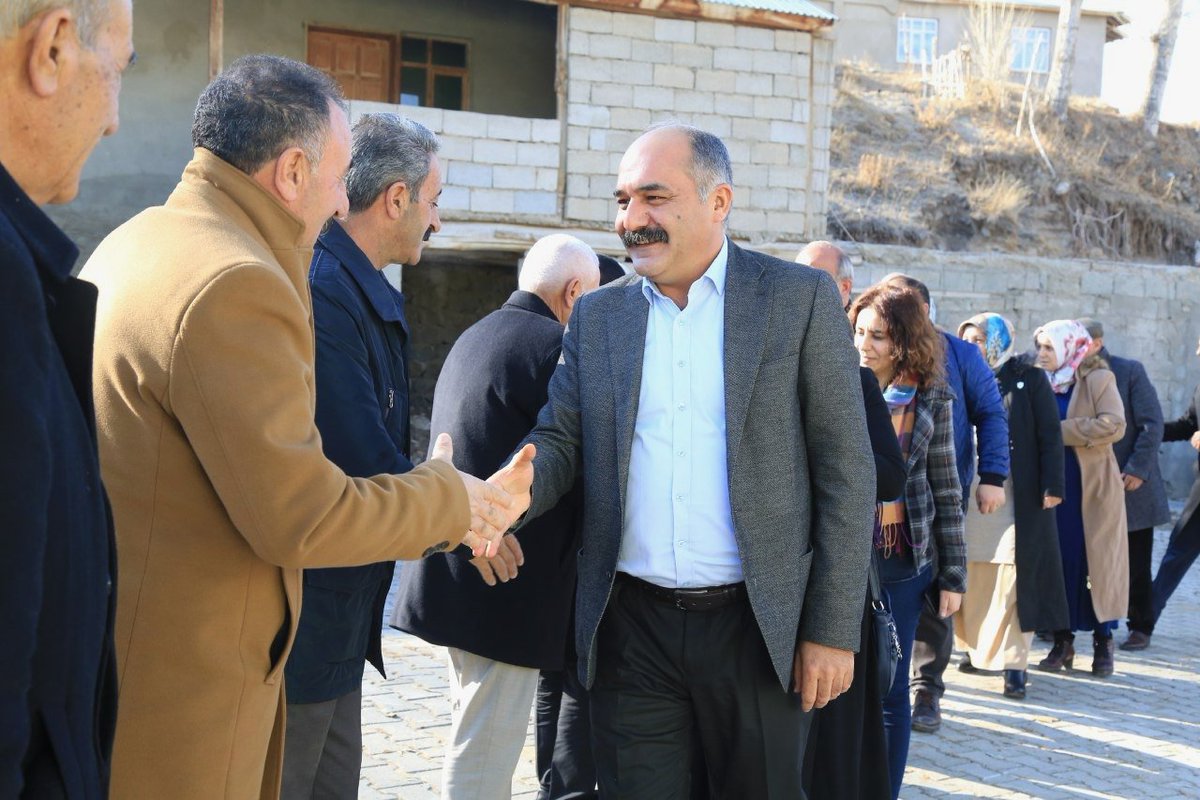 DBP_GenelMerkez's tweet photo. Li Serhedê Hevdîtinên DBP û KCD'ê ya bi gelê me re, îro li Wanê berdewam in. Li navçeyên Erdîş, Elbak û gundê Qereçiyayê me bi gelê xwe re, êrişên li ser gelê Kurd ên ku li çar parçeyên Kurdistanê pêk tên nîqaş kir. Dilsoziya gelê me hêviya me ya serkeftinê mezintir dike. https://t.co/mD4bksJHNt