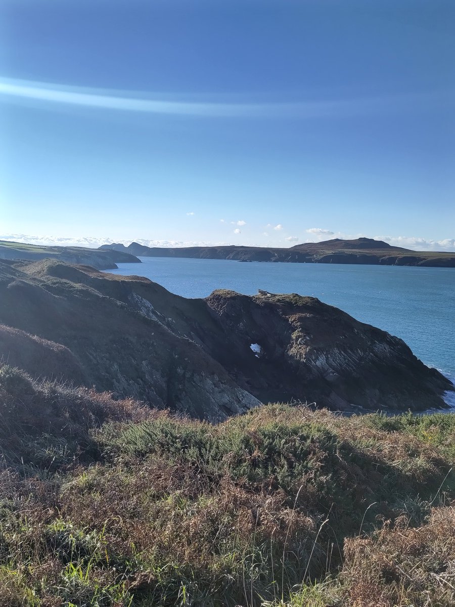 LizzieeLR's tweet photo. Had a wonderful few days exploring so much of @PembsCoast as part of my @Campaign4Parks #NewPerspectives project. I took in the amazing landscape, the huge expanse of its history, spoke to some very inspiring people &amp; spent a lot of time staring out to sea 🌅 https://t.co/FNOu3AeBzH