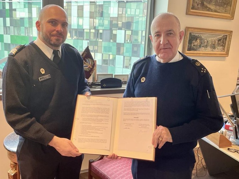 santearmees's tweet photo. 9-12 🗓️ l Signature du communiqué de la 71ème session du #CFMSSA. 
Le #DCSSA a insisté sur " le caractère essentiel du sens de la mission au profit des forces armées et de l'identité militaires des #soignants des armées "
#CohésionDéfense #concertation https://t.co/FVQVjFaOTn