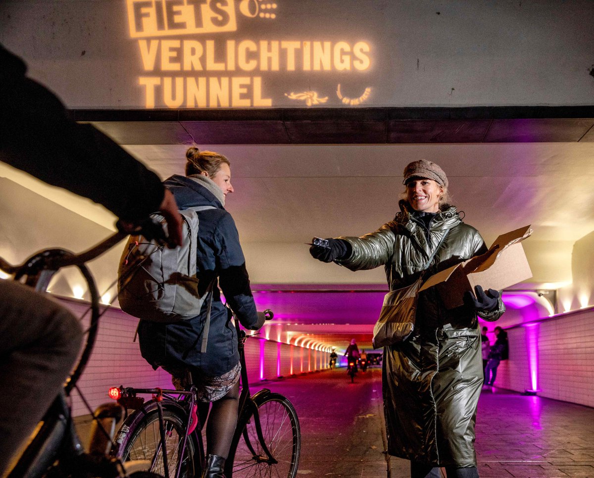 Gister veranderde de tunnel bij het centraal station in de fietsverlichtingstunnel ✨ Tientallen mensen lieten hun kapotte lampen repareren door de @Fietsersbond, er werden ruim 1.500 lampjes uitgedeeld aan iedereen zonder licht. 
🚲 bit.ly/de-fietsverlic…
📸 Eric Fecken
