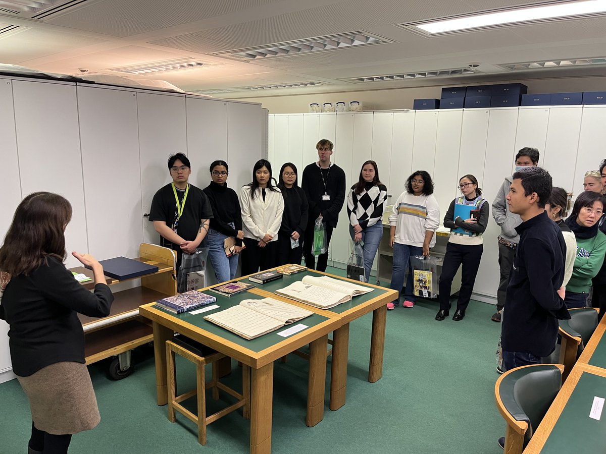 Our Southeast Asian Art History I MA students at the British Library, where Dr. Annabel Teh Gallop <a href="/BLMalay/">Annabel Gallop</a>, the Library's curator of Southeast Asian material, introduced them to traditional manuscript illumination practices.

#fieldtrip #southeastasianart #curating