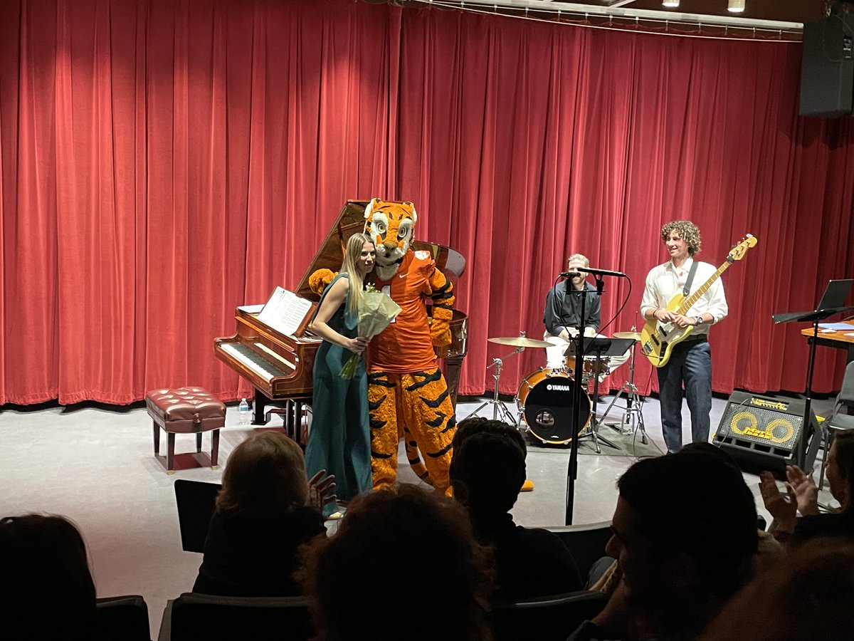 Performing Arts major Genevieve Wiklacz had a special visitor at her jazz piano recital last night! 🐅 🎹