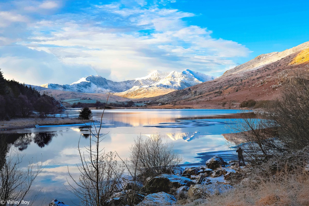 Today's early morning view of Eryri's snow-capped Pedol yr Wyddfa, from Capel Curig's beautiful Llynnau Mymbyr.@Ruth_ITV @kelseyredmore @ItsYourWales @northwaleslive @northwalescom @AllThingsCymru @OurWelshLife @NWalesSocial #Eryri #PedolyrWyddfa #LlynnauMymbyr #CapelCurig #Wales